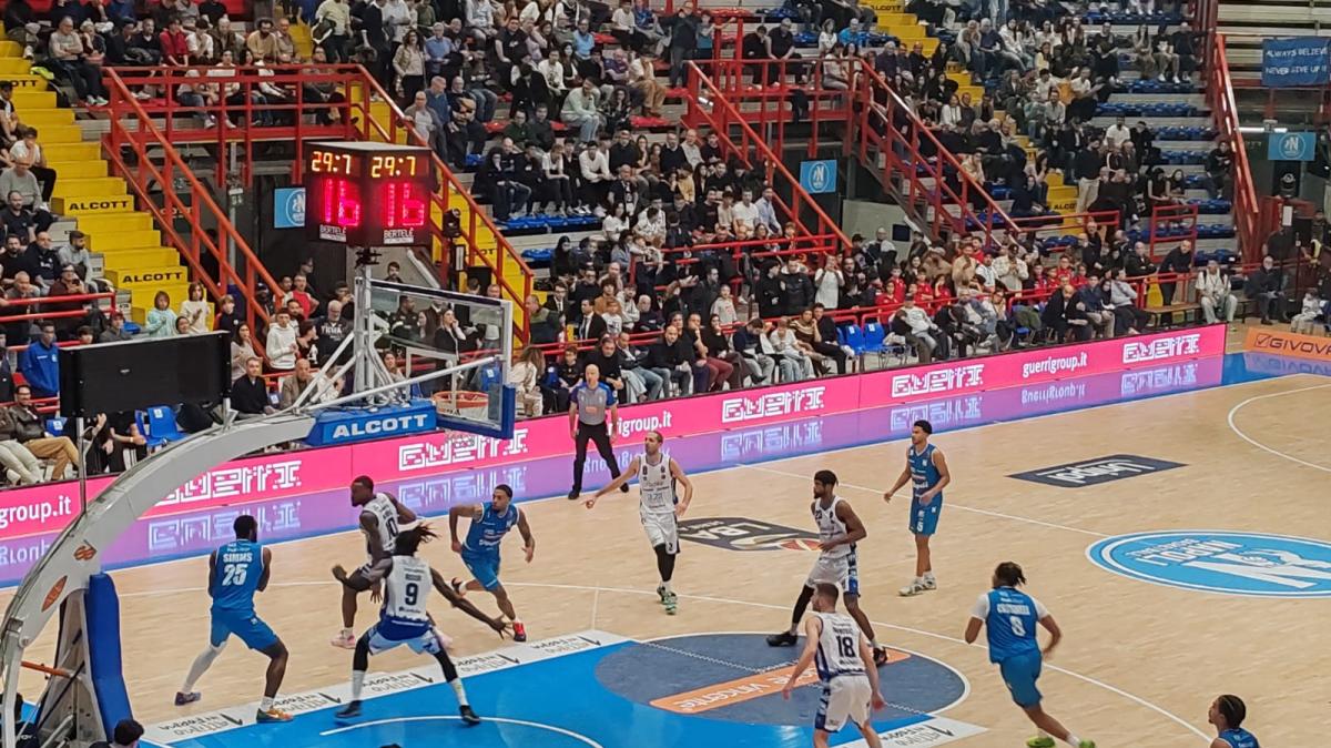 La capolista Brescia non sbaglia nulla: il Napoli Basket cade in casa