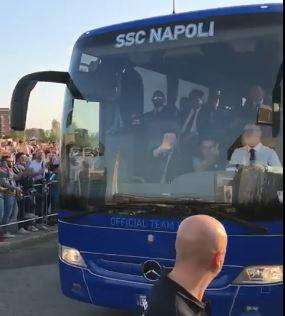VIDEO - Continui insulti al bus del Napoli, Sarri non trattiene la tensione: dito medio ai tifosi bianconeri