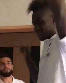 VIDEO - La 'vendetta' di Insigne e gli altri napoletani: "Che bei capelli ha Mario Balotelli..."