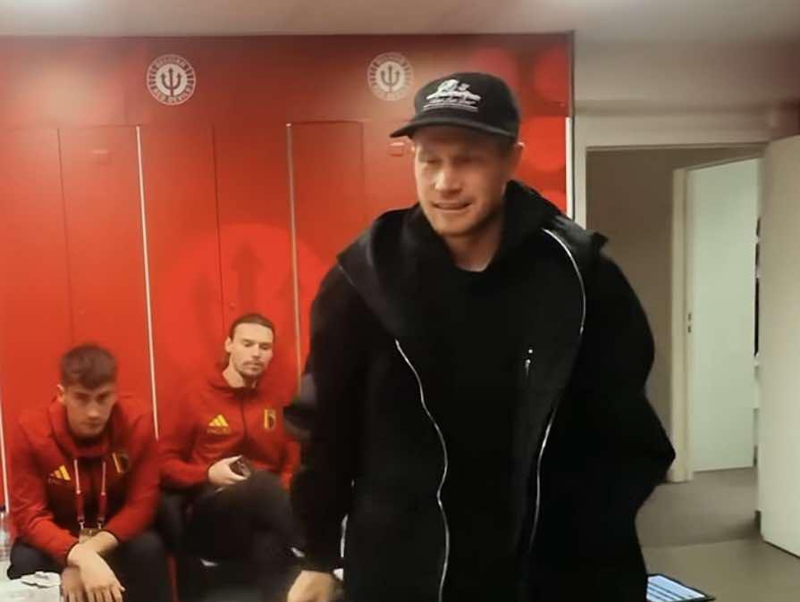 De Bruyne in nazionale: fa visita ai compagni in stampelle prima di Belgio-Liechtenstein