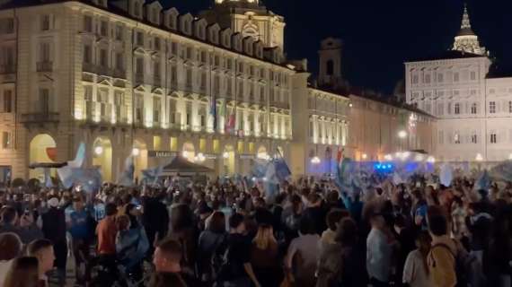 VIDEO - Delirio azzurro a Piazza Castello a Torino: cori e lezioni di tifo per gli juventini