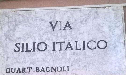 FOTO - Rimossa la targa per Maurizio Sarri a Bagnoli in via Silio Italico 