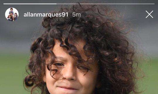 FOTO - Attacchi social al figlio di Allan in maglia Barça, la moglie: "Mio figlio ha 7 anni, è appassionato di calcio!"