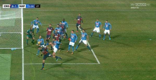 FOTO - Crotone furioso per il tocco di Mertens: le immagini dell'episodio incriminato 