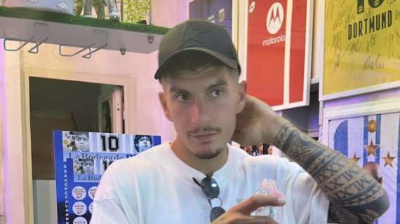 FOTO - Di Lorenzo, visita a sorpresa al Murales di Maradona: selfie e autografi con i tifosi 