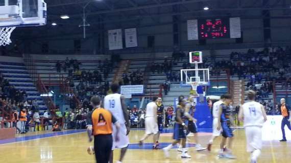 Quarta vittoria consecutiva per il Napoli Basket: al PalaCaravita Forlì battuto 93-75