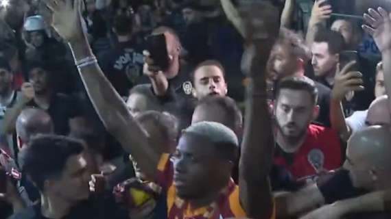 Osimhen da Re tra la folla: “Qui i tifosi migliori al mondo!”