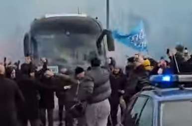 Che bolgia a Capodichino! In migliaia alla partenza del bus azzurro per Bergamo