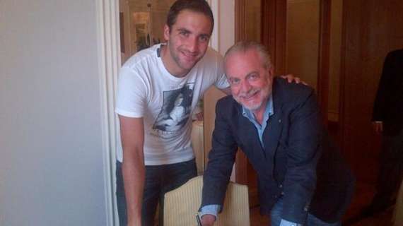 FOTO - Ecco il momento della firma, Higuain è azzurro!