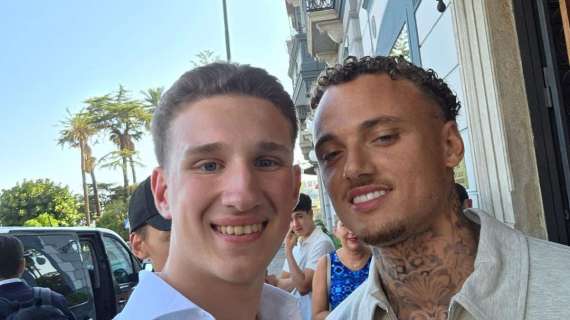 Noa Lang a Napoli: primi selfie con i tifosi in attesa dell’annuncio