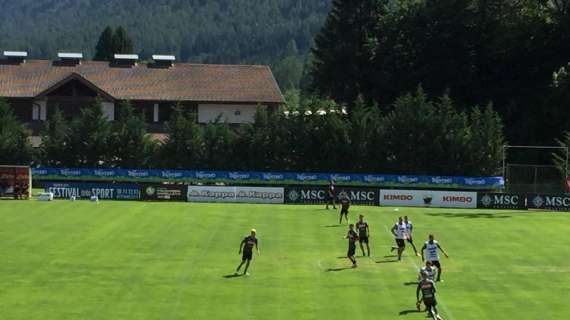 Napoli-Benevento, minuto di silenzio per il collega Battiloro e la vittima dell'alluvione a Dimaro