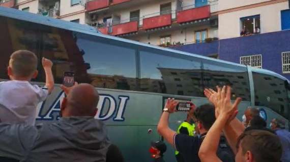 VIDEO - Il pullman del Napoli lascia il San Paolo: i tifosi incitano la squadra