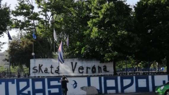 FOTO -  "Skatà Veròna", gli Ultras replicano allo striscione veronese scrivendo in greco