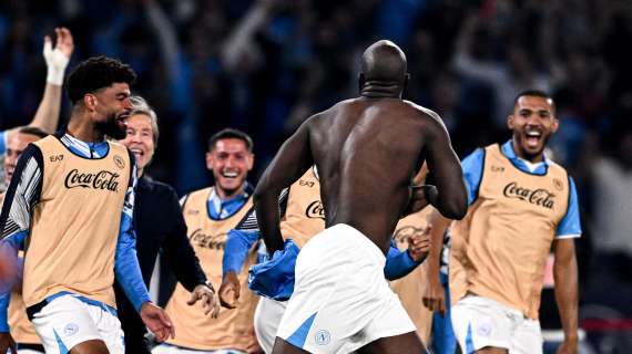 Napoli-Cagliari 2-0 (McTominay 42', Lukaku 51'): gli azzurri dominano e il sogno diventa realtà: campioni d'Italia!