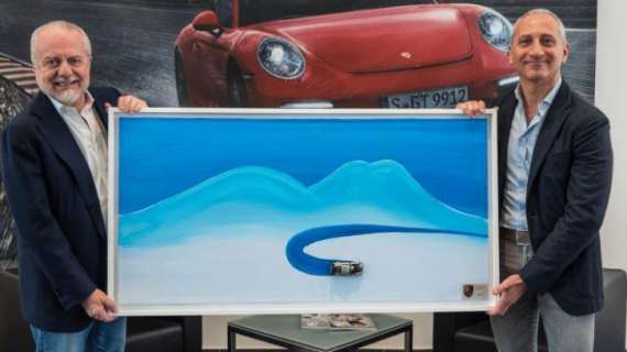 FOTO - ADL ritira la nuova Porsche, per il patron in regalo un'opera che miscela Napoli e i motori