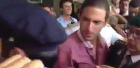 VIDEO - Tre anni fa l'arrivo di Higuain a Roma: fu accolto da cori anti-juventini...