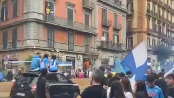 VIDEO - A Napoli si festeggia lo stesso: i tifosi sfilano per le strade del centro