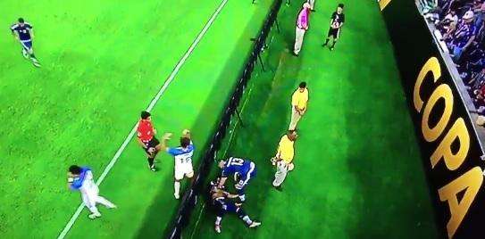 VIDEO - Bruttissimo infortunio per Lavezzi: l'ex azzurro travolge i led e si frattura il gomito