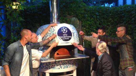 FOTO - Festa a Villa D'Angelo: De La e quattro azzurri infornano la pizza Champions!