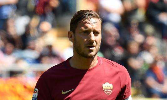 Il saluto di Totti alla Roma: "Mi tolgo questa maglia ma non sarò mai pronto a dire basta"