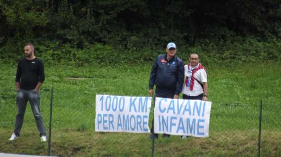 FOTO - "Cavani infame", striscione contro l'attaccante uruguayano a Dimaro