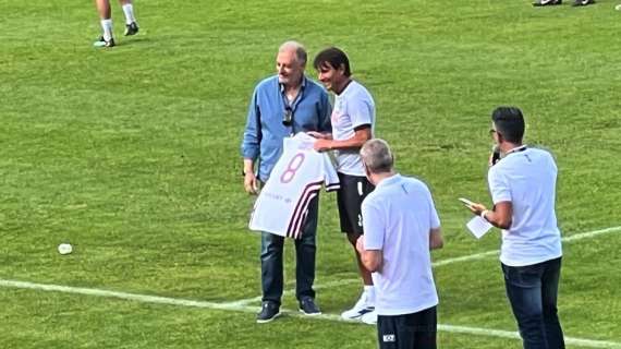 Omaggio per Conte: l'Arezzo regala all'ex una maglia personalizzata
