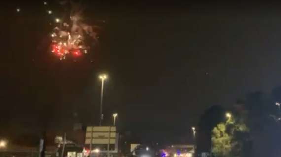 VIDEO TN - Napoli accolto dai fuochi d'artificio al Maradona! Le immagini dell'arrivo del pullman