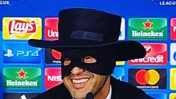 FOTO - "Se passiamo mi travesto da Zorro", Fonseca mantiene la promessa: eccolo in conferenza