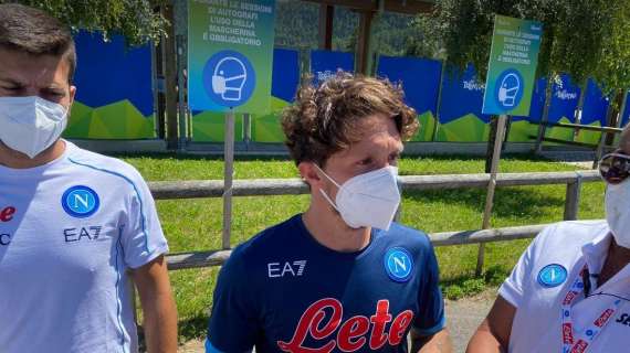FOTO - Toccano a Mario Rui gli autografi dopo l'allenamento: solito bagno di folla