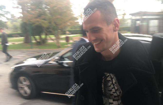 FOTO - Milik è arrivato a Villa Stuart: in corso la visita di controllo con il dott. Mariani