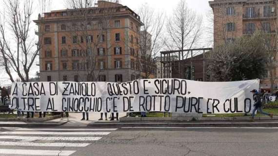 FOTO - Nervi tesi a Roma per il derby: altro striscione contro Zaniolo