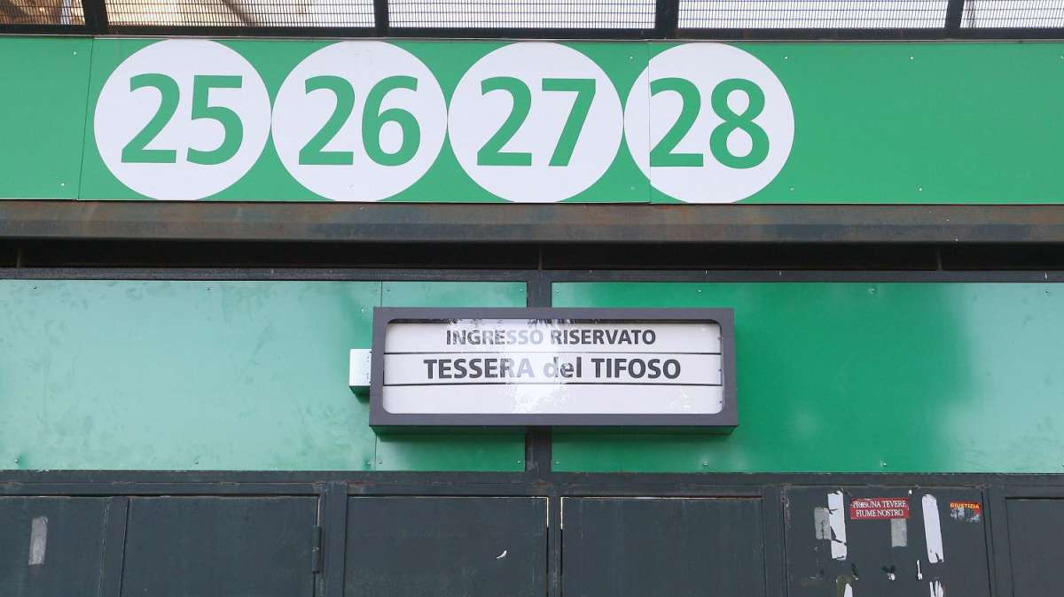 Napoli, problemi per la tessera del tifoso al nord