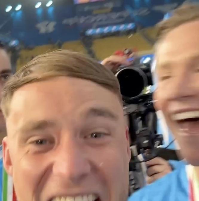 Beukema scatenato: canta "Forza Napoli" di Nino D'Angelo sul palco