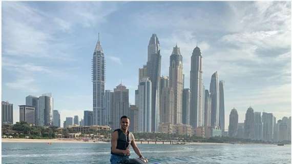 FOTO - Ounas si rilassa a Dubai: giro in moto d'acqua per Adam