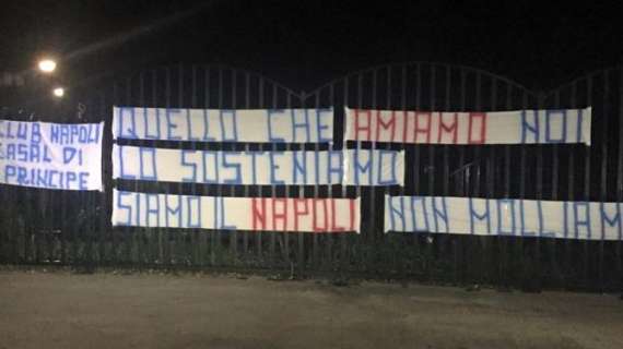FOTO - Bellissimo striscione a Castel Volturno: "Siamo il Napoli, non molliamo" 
