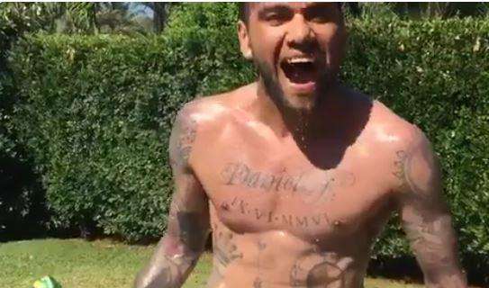 VIDEO - Juve, il video di Dani Alves fa il giro del web: guardate come apre una bottiglia di birra