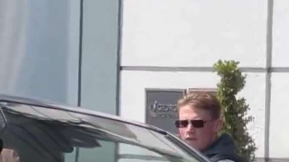 McTominay dall'aeroporto all'hotel in centro: anche qui tanti tifosi ad attenderlo