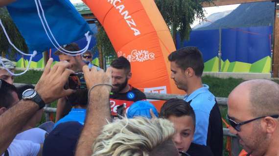 FOTO TN - Solita sessione d'autografi per gli azzurri: oggi tocca a Rog e Tonelli