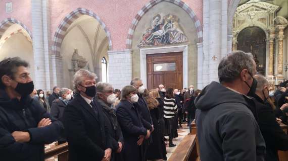VIDEO - L'applauso commosso, i cori e le lacrime: il saluto a Paolo Rossi nel Duomo di Vicenza