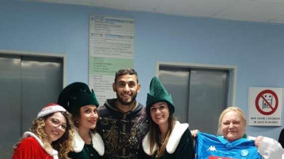 FOTO - Ghoulam cuore d'oro: il terzino ha fatto visita all'ospedale Pausillipon, maglie e regali per i bimbi ricoverati