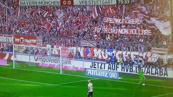 FOTO - I tifosi del Bayern si schierano con due striscioni: "Ciro non mollare", "Speziale libero"
