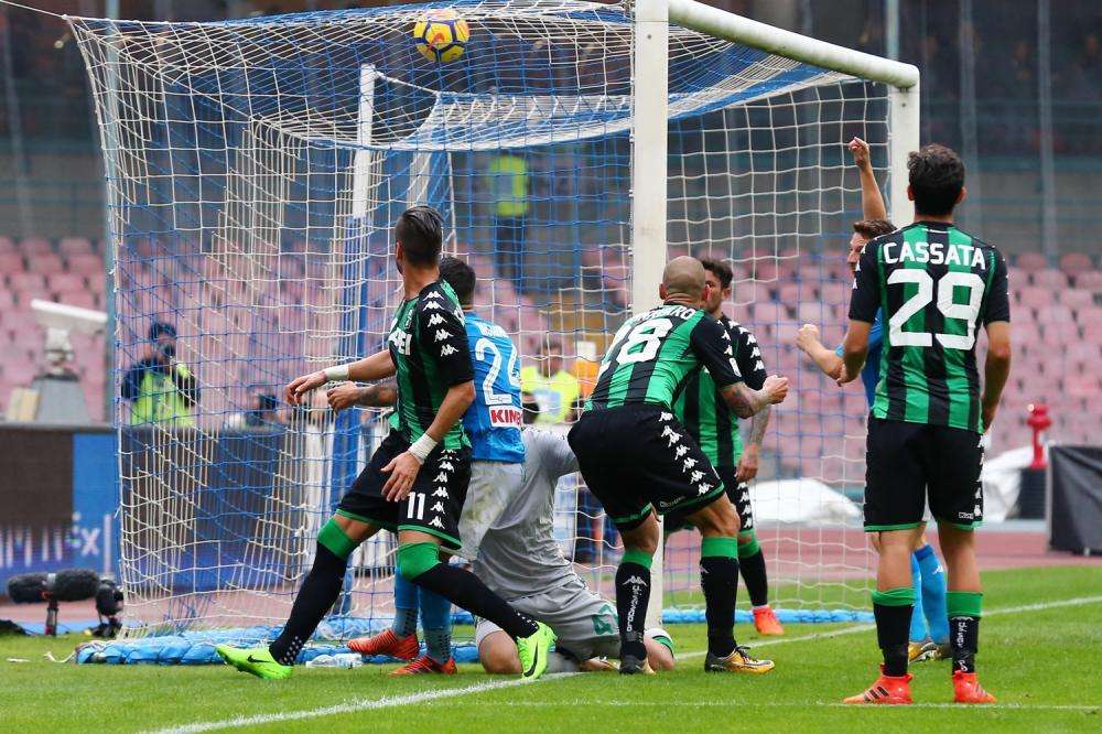 L'arbitro assegna rigore al Sassuolo, ma interviene il VAR: fallo inizia fuori area!