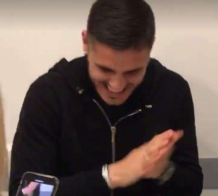 VIDEO - Icardi riceve un cornetto con il classico "Forza Napoli": il nerazzurro cancella la scritta