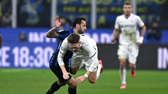 Rigorino fallito dall’Inter: Calhanoglu centra il palo. Si resta sull’1-1