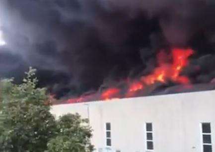 Maxi incendio nel beneventano, brucia un deposito di plastica: nube nera tossica fino a Napoli