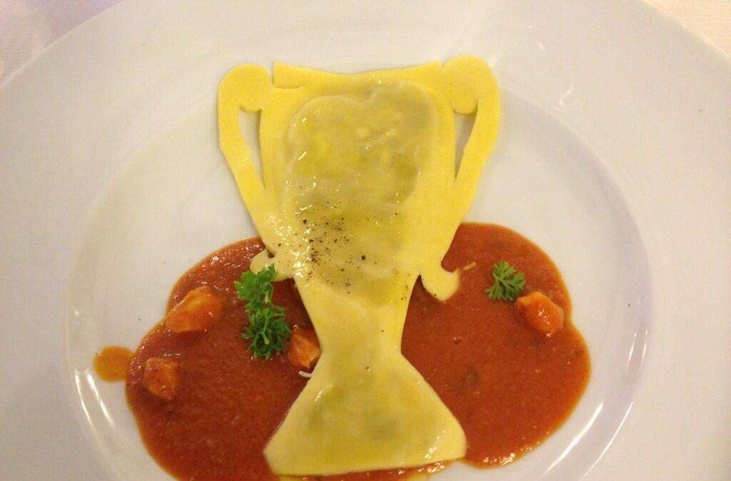 FOTO - Sorpresa per gli azzurri a Villa D'Angelo: piatto speciale a forma di Champions!