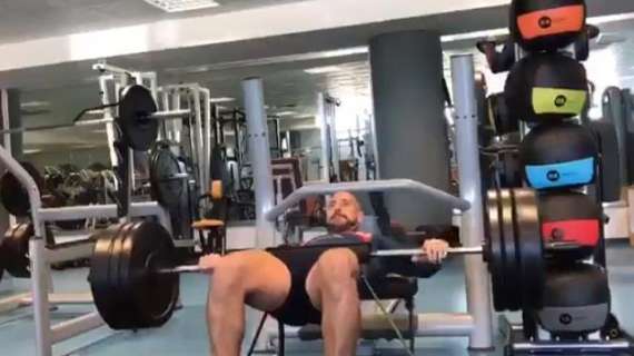 VIDEO - Reina subito al lavoro: lo spagnolo mostra su Twitter il suo allenamento in palestra