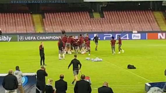 VIDEO - Il Liverpool si diverte sul prato del San Paolo: durante il riscaldamento scatta un 'cappottone'!