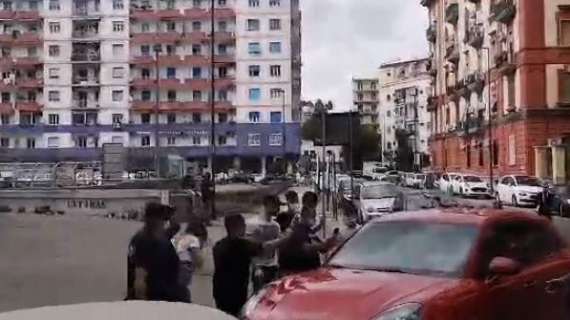 VIDEO TN - Zielinski arrivato al San Paolo, piccoli tifosi accolgono l'auto all'esterno