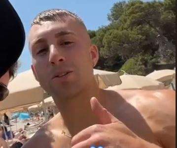 VIDEO - "Gerard viene a Napoli", un tifoso intercetta Deulofeu in spiaggia